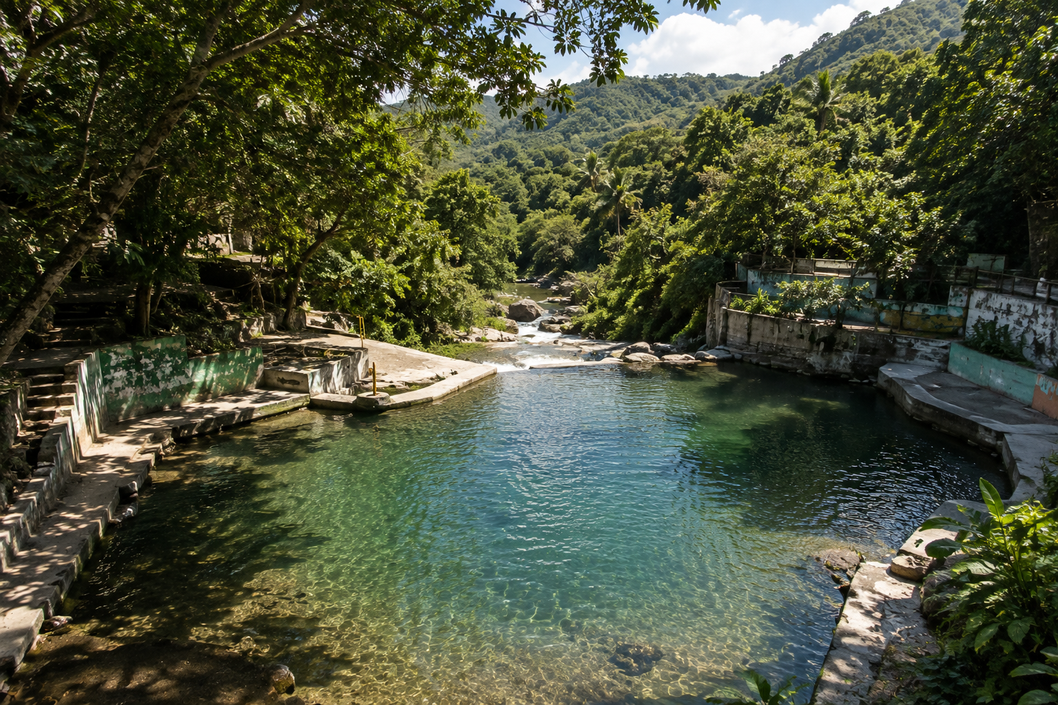 A weathered natural pool near San Cristóbal